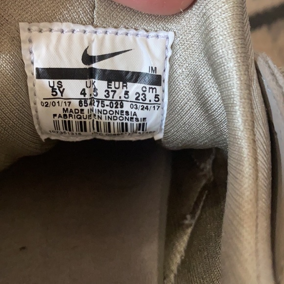 Nike shoe - Picture 4 of 5